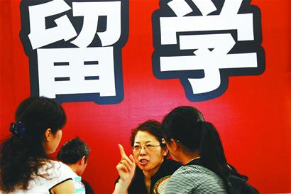 一对母女在咨询出国留学情况